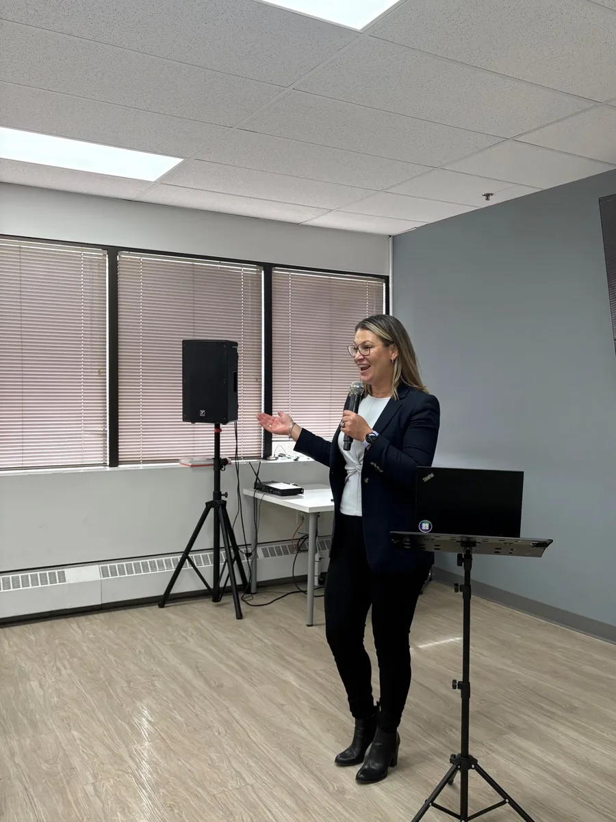 Yasmin Bedoya en sesión de mentoría con su equipo de asesores en Calgary
