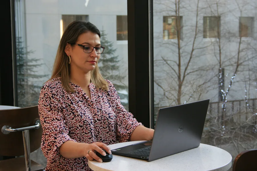 Yasmin Bedoya trabajando con clientes en Calgary